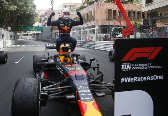 Max Verstappen je proslavil zmago na svojem dirkalniku. FOTO: Sebastien Nogier/Reuters