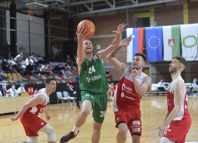 Luka Lapornik (z žogo) si je prislužil priznanje za najboljšega košarkarja turnirja. FOTO: Drago Perko/Delo