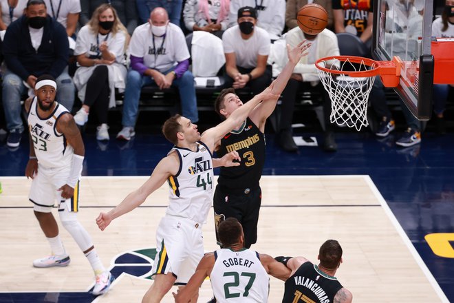 Memphis je v Salt Lake Cityju presenetil najboljše moštvo rednega dela na zahodu Utah, pri katerem je bil najboljši strelec Hrvat Bojan Bogdanovic (44). FOTO: Chris Nicoll/Usa Today Sports