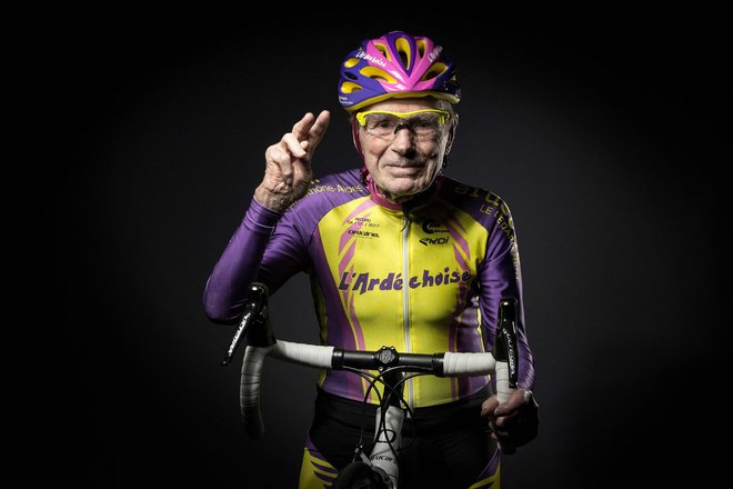 4. januarja 2017 je v starostni skupini nad 105 let postavil svetovni rekord v enournem kolesarjenju na velodromu! Prekolesaril je 22 kilometrov in 547 metrov. FOTO: Joel Saget/AFP