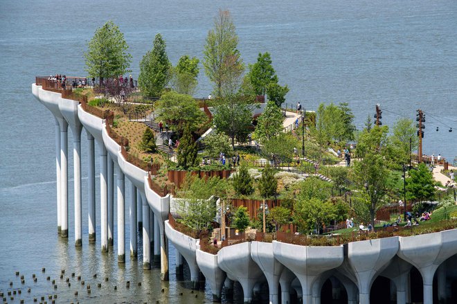 Pogled na na novo odprt 260 milijonov dolarjev vreden Mali otok, brezplačen javni park na reki Hudson v New Yorku, ki so ga&nbsp;za obiskovalce uradno odprli pretekli vikend. FOTO. Angela Weiss/Afp