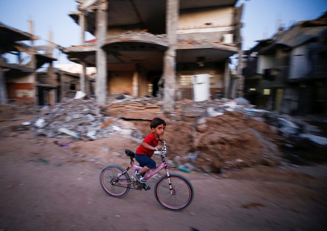 Uničenje na območju Gaze po enajstih dnevih bombardiranja. FOTO: Ahmed Jadallah/Reuters
