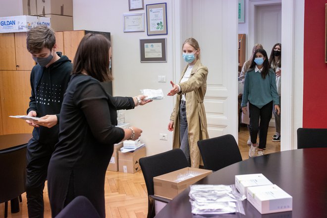 Dijakom Gimnazije Ledina so teste razdelili v petek, šole so morale teste pakirati same. FOTO: Voranc Vogel/Delo