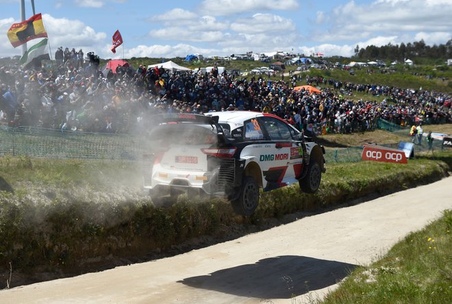 Valižan Elfyn Evans (Toyota) je zmagovalec relija za svetovno prvenstvo na Portugalskem. Na četrti dirki sezone je ugnal Španca Danija Sorda (Hyundai), tretji je bil Francoz Sebastien Ogier (Toyota). Za Evansa je bila ta zmaga majhna tolažba za izgubljeno na prejšnji dirki na Hrvaškem, ko je dobesedno v zadnjem zavoju zaradi manjše napake izgubil nekaj desetink in s tem tudi prvo mesto, takrat je slavil Ogier. FOTO: Miguel Riopa/Afp