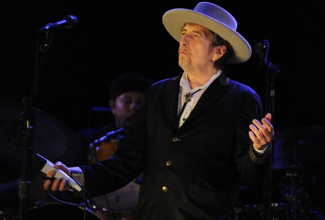 Če ni covida, je Bob Dylan kljub častitljivim letom večino časa na neskončni koncertni turneji. FOTO: Fred Tanneau/AFP