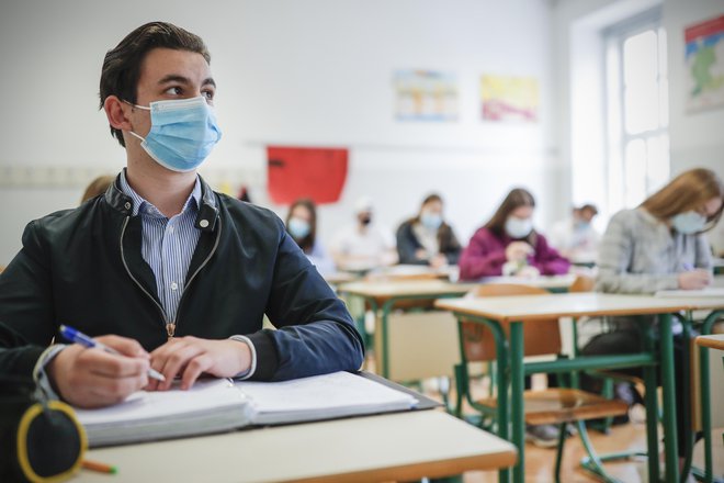 Trenutno poteka proces prepakiranja testov za samotestiranje, tako da na zdravstvenem ministrstvu načrtujejo, da bi se lahko starejši osnovnošolci začeli samotestirati v prihodnjem tednu. FOTO: Uroš Hočevar/Delo