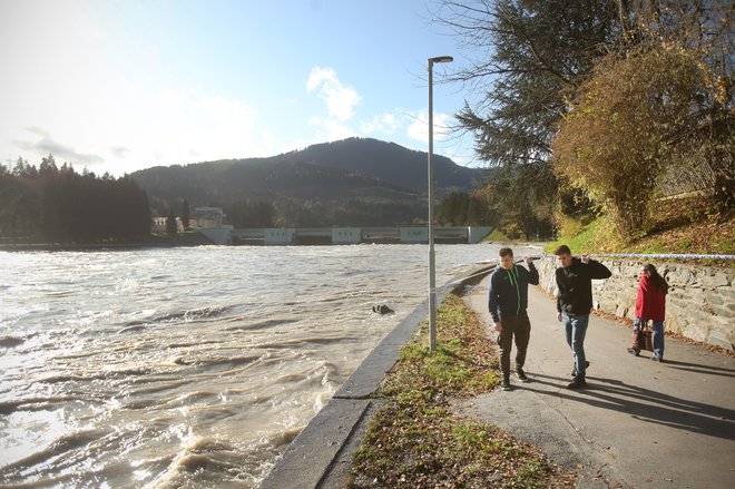 Narasla reka Drava v Dravogradu. Fotografija je simbolična. FOTO: Jure Eržen/Delo