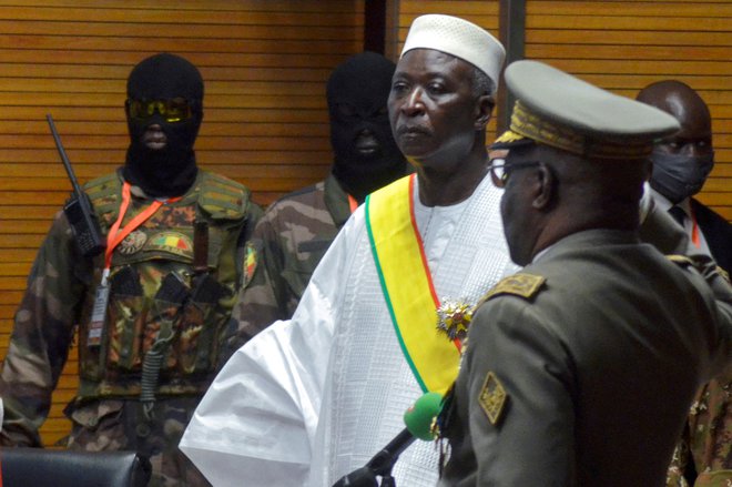 Bah Ndaw je kot začasni predsednik Malija prisegel 25. septembra lani v Bamaku. FOTO: Amadou Keita/Reuters