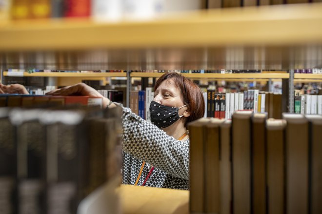 Tudi knjižničarji dobro poznajo pojav odlašanja in zamudnike včasih odrešijo z dnem, ko je mogoče cele skladovnice knjig vrniti brez zamudnine. FOTO: Voranc Vogel/Delo