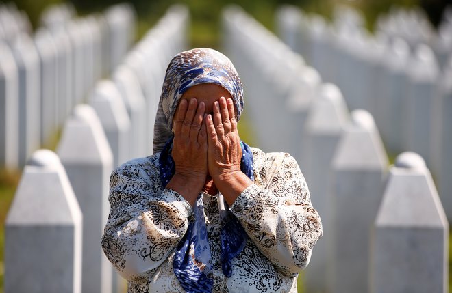 Množično grobišče Potočari blizu Srebrenice že več kot četrt stoletja spominja na pokol več kot 8000 ljudi.<br />
Foto Dado Ruvić/Reuters