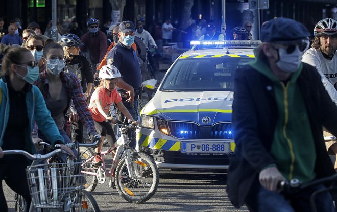 Za policisti je zaradi epidemije težko leto, so poudarili ob predstavitvi letnega poročila. FOTO: Blaž Samec/Delo