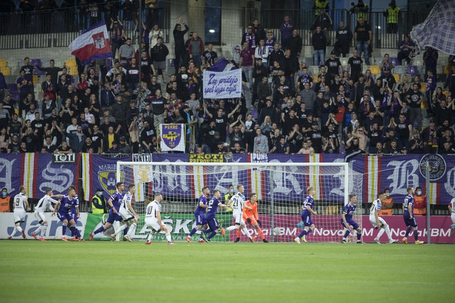 Navijači Maribora in Mure so si v soboto pošteno dali duška. FOTO: Jure Eržen/Delo