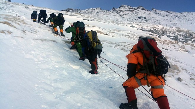 Nepal, ki vsako leto od plezalcev prejema milijone dolarjev prihodkov, je za Mount Everest izdal 408 plezalnih dovolilnic za plezalno sezono aprila in maja letos. FOTO: AFP