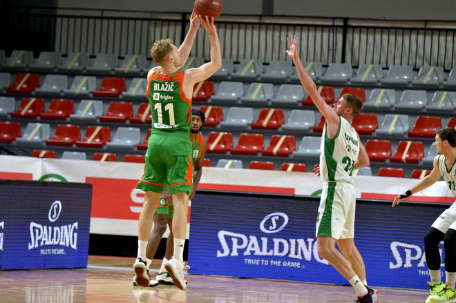 Jaka Blažič (z žogo) in Luka Lapornik (desno) bosta tudi v finalu DP prevzela glavni vlogi. FOTO: Cedevita Olimpija