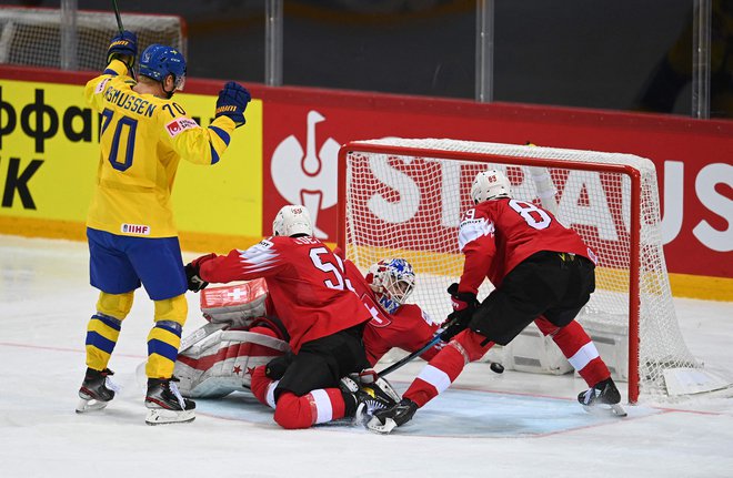 Švedi so visoko premagali Švicarje. FOTO: Gints Ivuskans/AFP