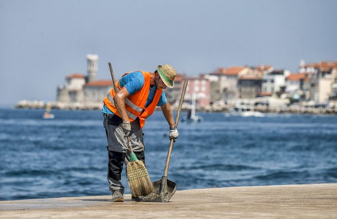 V turističnih krajih se pripravljajo na poletno sezono, ki pa bo odvisna predvsem od domačih gostov. Za zdaj še ni znano, ali jim bo država pomagala z dodatnimi boni. FOTO: Blaž Samec/Delo