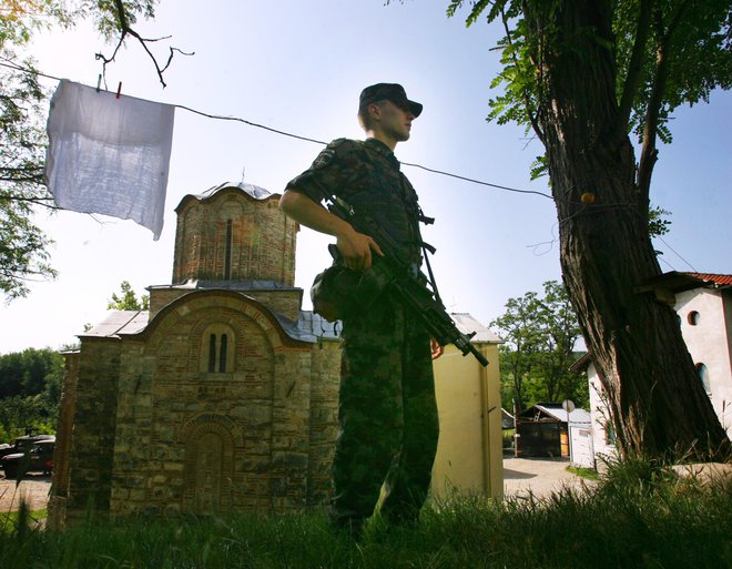 Slovenski vojaki že skoraj dve desetletji na Kosovu pomagajo pri varovanju pravoslavnih sakralnih objektov. Foto Matej Družnik