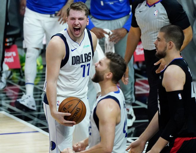 Luka Dončić je s soigralci proslavil še eno pomembno zmago. FOTO: Robert Hanashiro/USA Today Sports