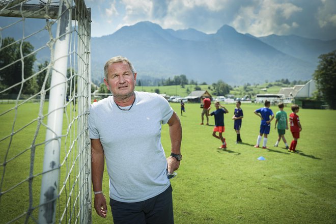 Matjaž Kek na Gorenjskem pripravlja slovensko reprezentanco na zadnji tekmi v zgodovinsko zahtevni sezoni 2020/21. FOTO: Jože Suhadolnik