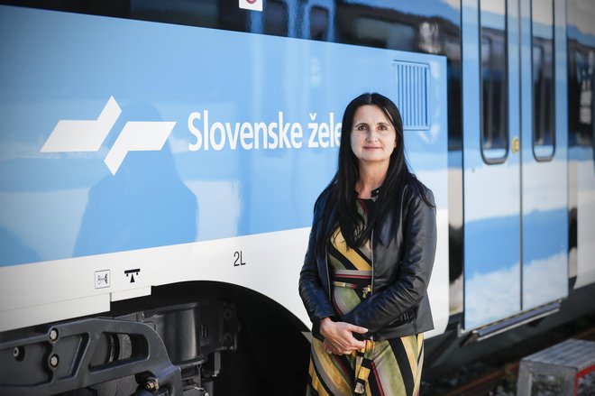 Darja Kocjan, direktorica potniškega prometa Slovenskih železnic, med predstavitvijo nove garniture dvonadstropnega potniškega vlaka. FOTO: Uroš Hočevar/Delo