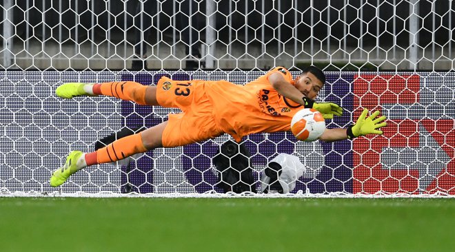 Geronimo Rulli je ubranil 11-metrovko kolega Davida de Gee. FOTO: Adam Warzawa/Reuters