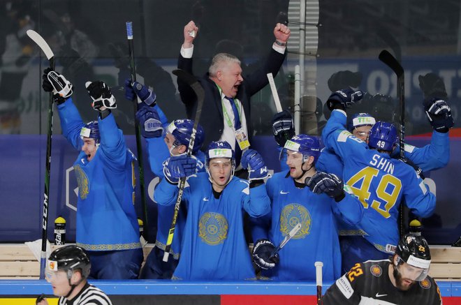 Kazahstanska hokejska reprezentanca je uspešnica letošnjega šampionata v Latviji. FOTO: Vasily Fedosenko/Reuters