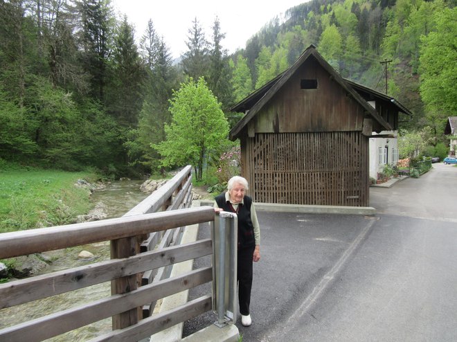 Vida Klemenšek na delu ceste, kjer je potekal obvoz. Z občino se že dve leti pregovarjajo o odškodnini in kupnini. FOTO: Špela Kuralt/Delo