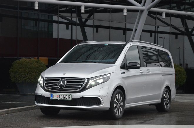 Mercedes razreda V se v električni izvedbi imenuje EQV 300. Okoli 300 kilometrov ima tudi realnega dosega z enim napolnjenjem.<br />
FOTO: Gašper Boncelj