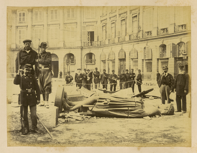 Avtor fotografije porušenega Napoleonovega spomenika v času pariške komune je Auguste Bruno Braquehais, pionir fotožurnalizma. FOTO: World digital library