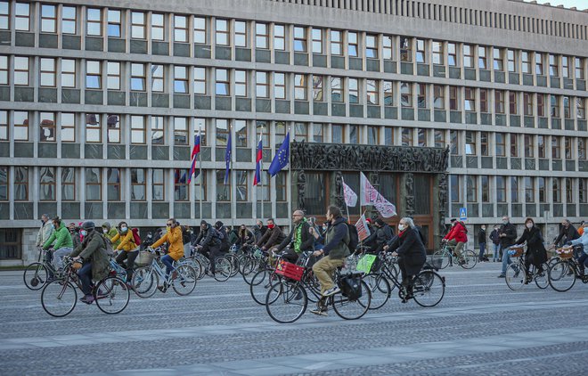 Po vsej Sloveniji se je od nastopa vlade Janeza Janše zvrstilo več kot štiristo protestov, najbolj so se uveljavili petkovi kolesarski protesti v Ljubljani. Za današnjega napovedujejo največ udeležencev. FOTO: Jože Suhadolnik/Delo