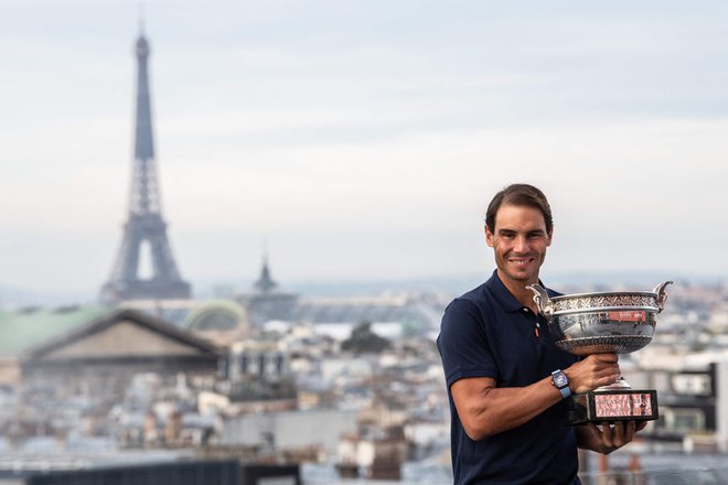 Klasična pariška veduta: Eifflov stolp in Rafael Nadal s pokalom za junaka Roland-Garrosa. FOTO: Martin Bureau/AFP