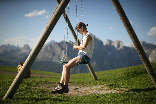 EU je že leta 2007 bolezen razglasila za socialno, saj je največkrat vzrok za izostanek iz šole oziroma službe. FOTO: Jure Eržen/Delo