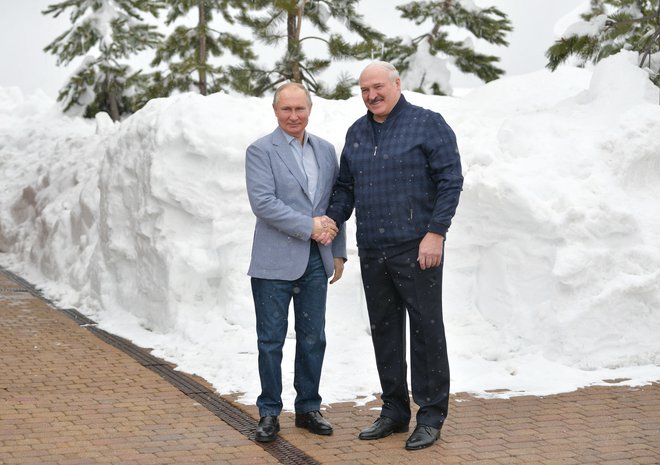 Vladimir Putin (levo) je Aleksandru Lukašenku na prejšnjih obiskih zagotovil finančno pomoč, tokrat ga je podprl v zadnjem spopadu z Zahodom. FOTO: Aleksej Družinin/AFP