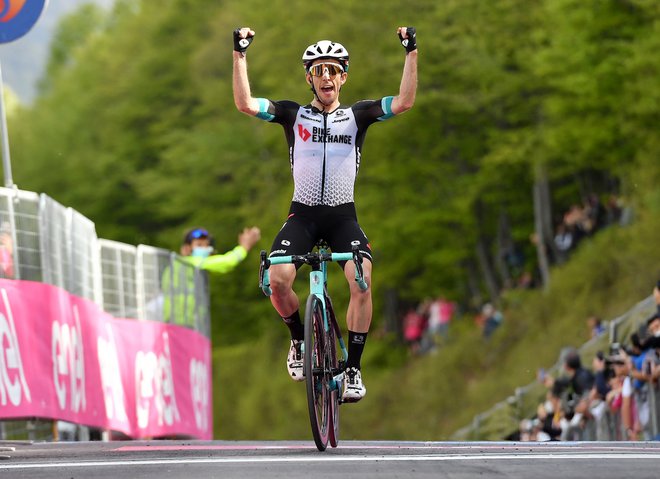 Simon Yates je dobil 19. etapo Gira in še naprej odžira sekunde zaostanka za skupno prvim Kolumbijcem Eganom Bernalom. FOTO: Jennifer Lorenzini/Reuters