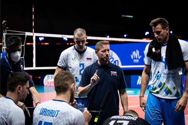 Selektor Alberto Giuliani, v sredini, pravi, da slovenski vrsti še vedno manjka stalnosti v igri. FOTO: FIVB