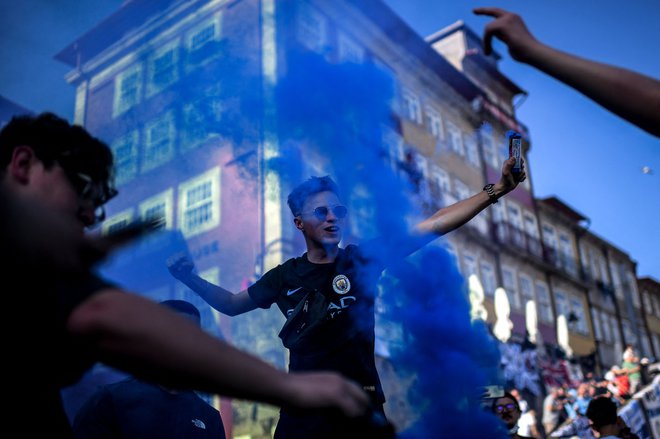 Navijači se ogrevajo za tekmo leta. FOTO: Patricia De Melo/AFP