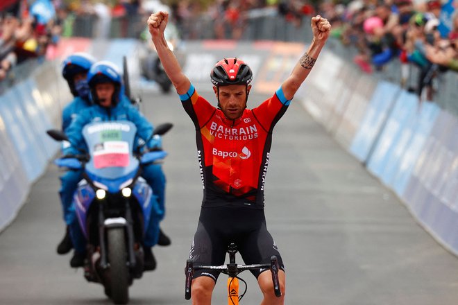 Večni pomočnik Damiano Caruso je slavil največjo zmago v karieri. FOTO: Luca Bettini/AFP