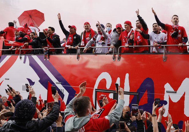 Igralci Lilla so na avtobusu pozdravili navdušene navijače. FOTO: Pascal Rossignol/Reuters