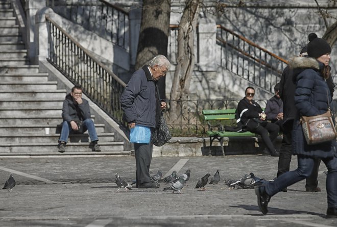 V epidemiji se je razkrilo zelo veliko težav, predvsem pri starejših, ki so posledica dolgoletnega nestrateškega razmišljanja in neodzivanja na potrebe starejših, so poudarili v spletni razpravi v organizaciji Zdusa. FOTO: Blaž Samec/Delo