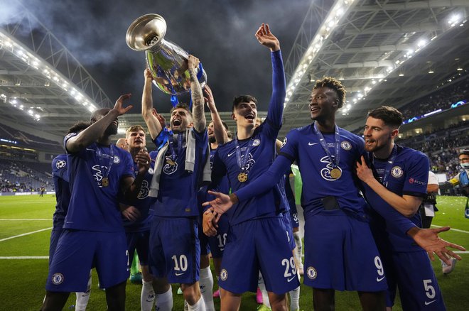 Christian Pulišić (s pokalom), desno ob njem Kai Havertz, Antonio Rudiger, Tammy Abraham in Jorginho. FOTO: Manu Fernandez/Reuters