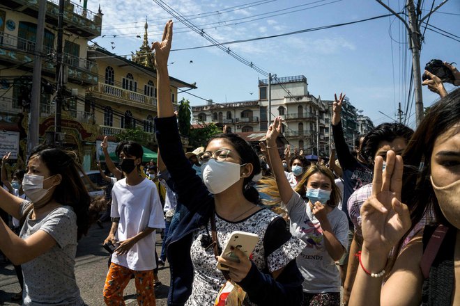 Protesti proti vojaški hunti se nadaljujejo, čeprav je med aktivisti in državljani že čutiti utrujenost in tesnobo. FOTO: Str/AFP