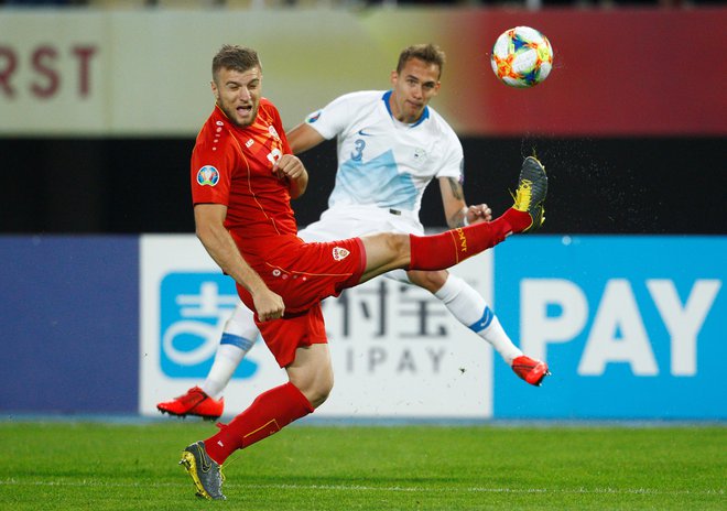 Stefan Ristovski se je nazadnje čudil novemu dresu, takole pa se je oktobra 2019 v Skopju boril za žogo z našim Juretom Balkovcem. FOTO: Ognen Teofilovski/Reuters
