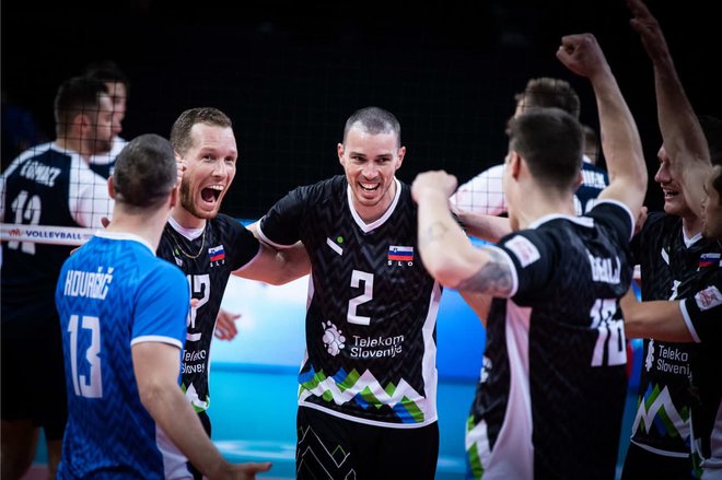 Slovenski reprezentančni odbojkarji so se razveselili zmage nad dvakratnimi zaporednimi svetovnimi prvaki Poljaki. FOTO: FIVB