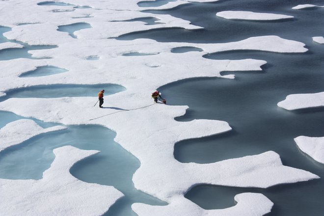 Pod čedalje hitreje talečim se ledom se skrivajo ogromna naravna bogastva, severna morska pot pa bo zelo skrajšala plovbo med celinami. FOTO: Nasa/Reuters