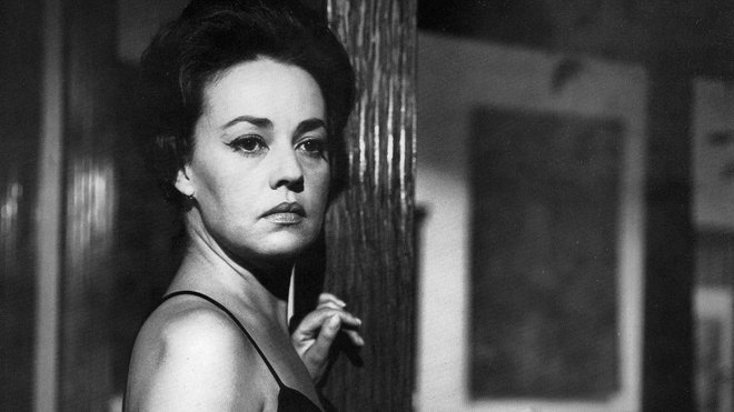 V knjigi Kaj hoče ženska? je tudi zgodba o muzi novega vala Jeanne Moreau: &raquo; Zame je življenje to, da hodiš na vrh gore in se vzpenjaš, vzpenjaš, dokler ne izgineš v gorečih plamenih.&laquo; Prizor iz filma Noč (1961). FOTO: promocijsko gradivo