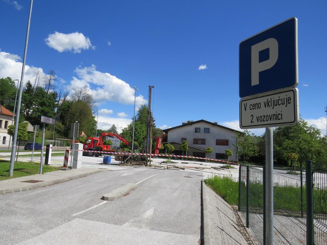 Medgeneracijski center, ki ga bodo zgradili na sedanjem parkirišču, bo predvidoma nared prihodnje leto. FOTO: Bojan Rajšek/Delo