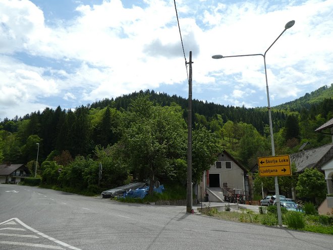 Tukaj se klanec na Kladje začne. FOTO: Miroslav Cvjetičanin