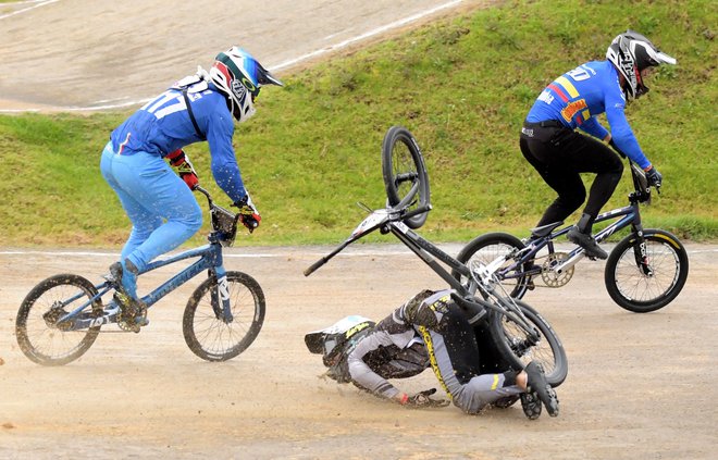 Padec Latvijca Kristens Krigers v moškem finalu Elite BMX Supercross svetovnega pokala v Bogoti. FOTO: Raul Arboleda/Afp