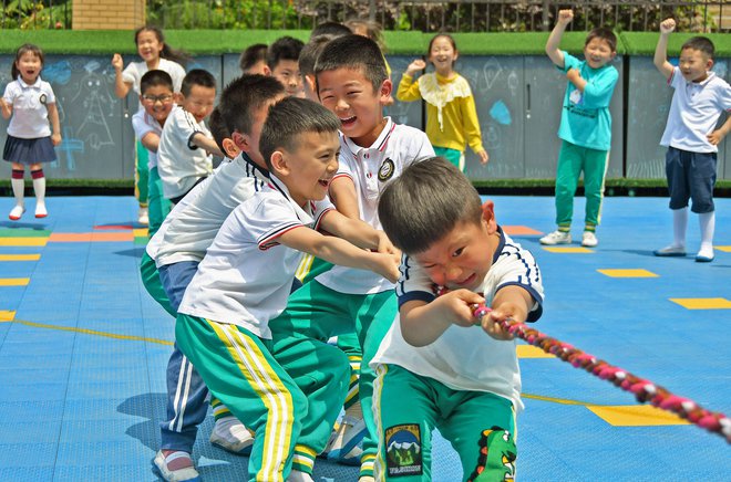Po zadnjem popisu prebivalstva se je pokazalo, da so Kitajci usvojili poduk o prednostih majhne družine. FOTO: Str/AFP