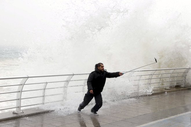 Za razvoj narcistične motnje je zelo pomembna genetska komponenta, zato družbena omrežja ne naredijo narcisa, ampak mu pomagajo, da se pokaže. Foto Mohamed Azakir/Reuters